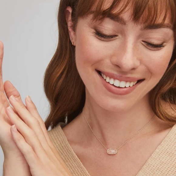 Kendra Scott Elisa Gold Pendant Necklace in Rose Quartz - Picture 2 of 3